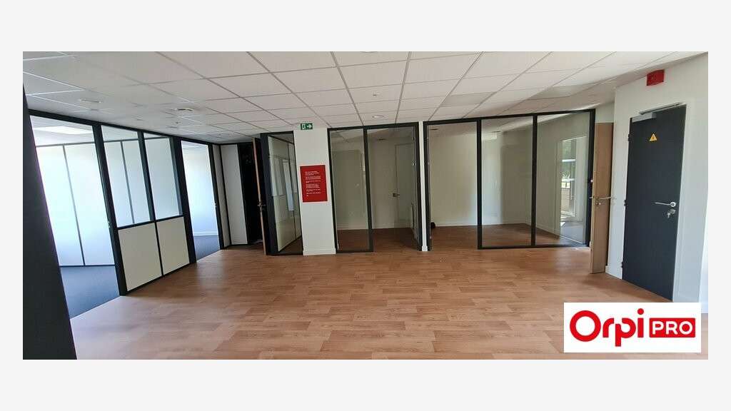 Bureau de 304m² à louer au 1er étage à Langueux