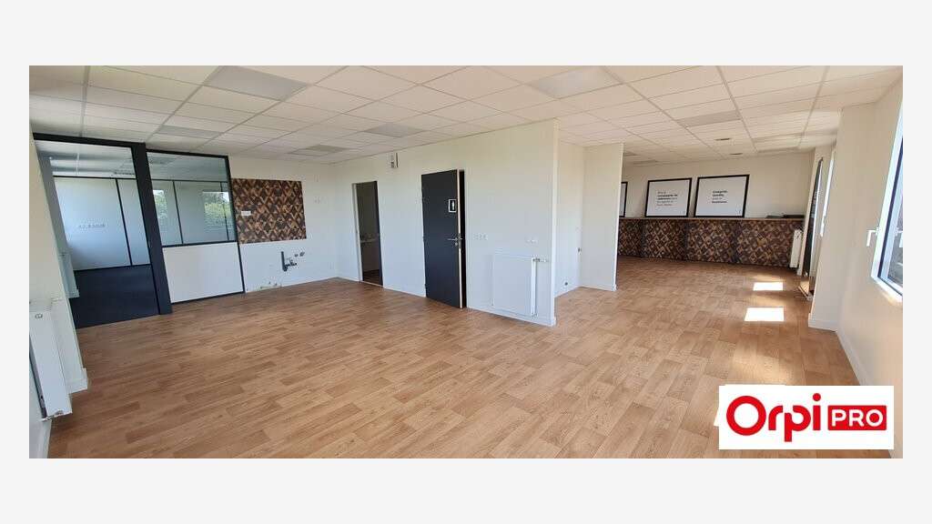 Bureau de 304m² à louer au 1er étage à Langueux
