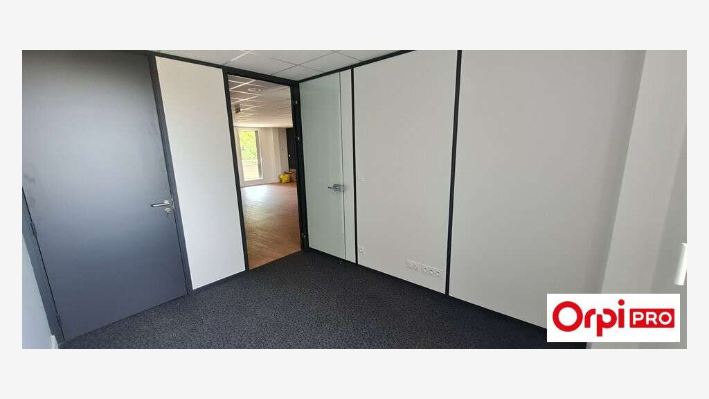 Bureau de 304m² à louer au 1er étage à Langueux