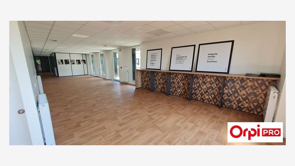 Bureau de 304m² à louer au 1er étage à Langueux