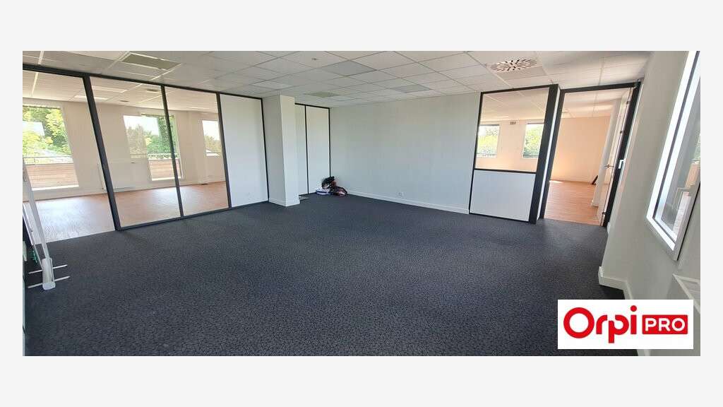 Bureau de 304m² à louer au 1er étage à Langueux