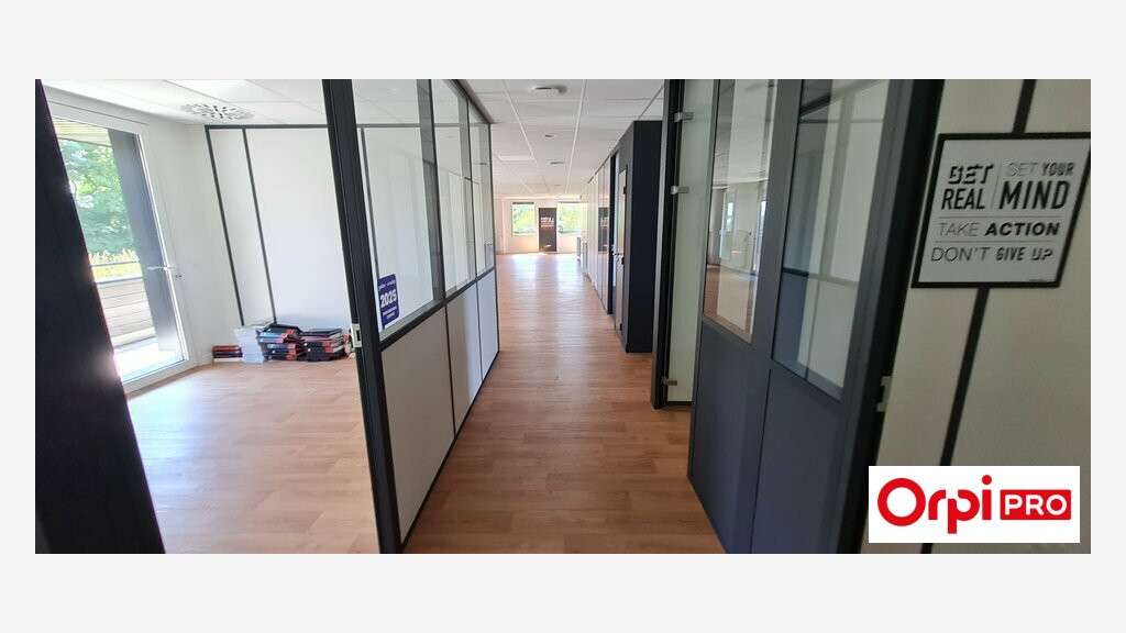 Bureau de 304m² à louer au 1er étage à Langueux