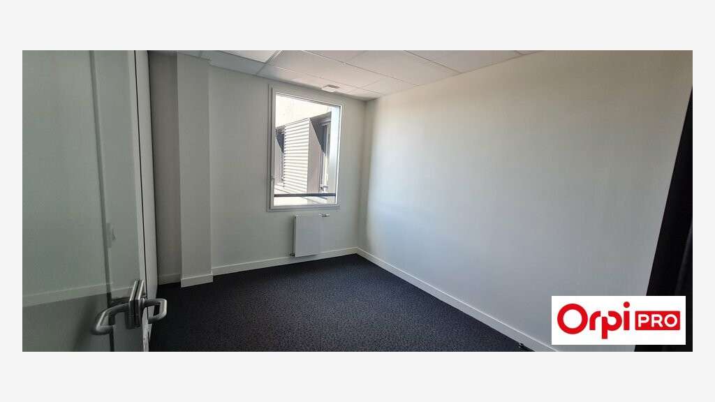 Bureau de 304m² à louer au 1er étage à Langueux