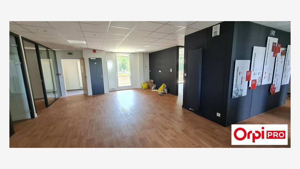 Bureau de 304m² à louer au 1er étage à Langueux