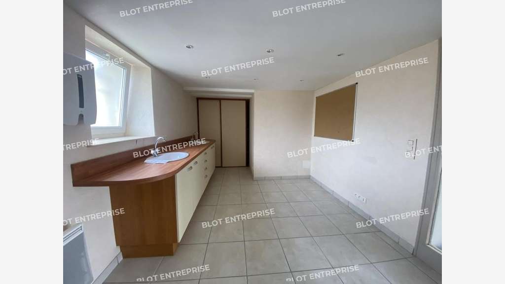 A louer plateau de bureaux 92m² à Lanvallay