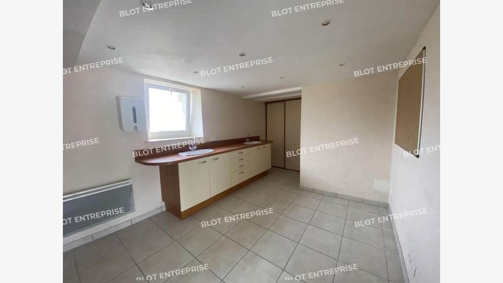 A louer plateau de bureaux 92m² à Lanvallay