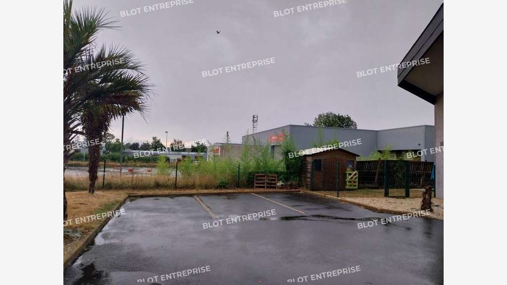 A louer locaux commerciaux 150m² ZAC Lanvallay