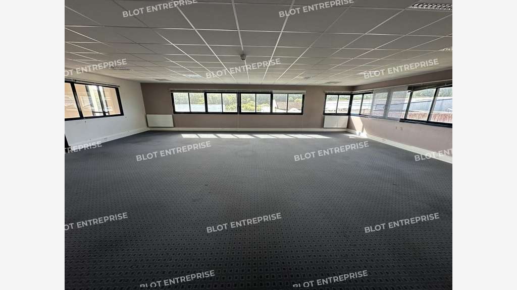 A louer bureaux 390m² à Larmor-Plage