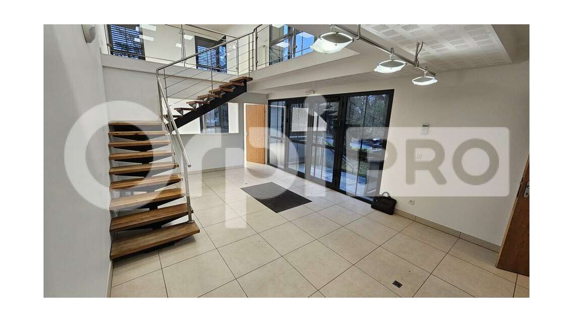 Bureau remis à neuf 87m² à louer à Latresne