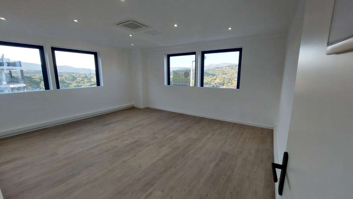 Bureau 24m² refait à neuf à le Cannet Caneopole