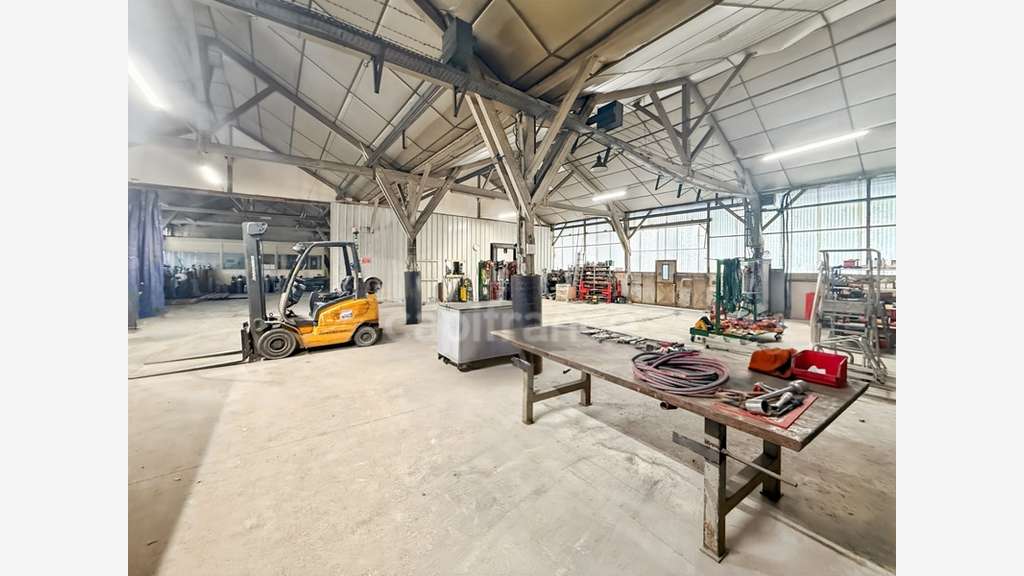 Local industriel 267m² à louer au Creusot 