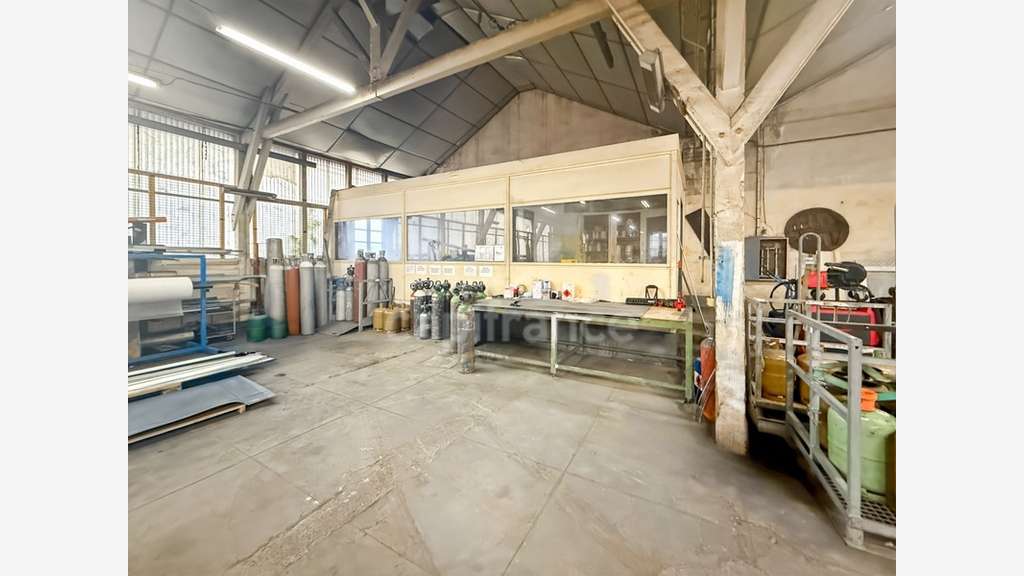Local industriel 267m² à louer au Creusot 
