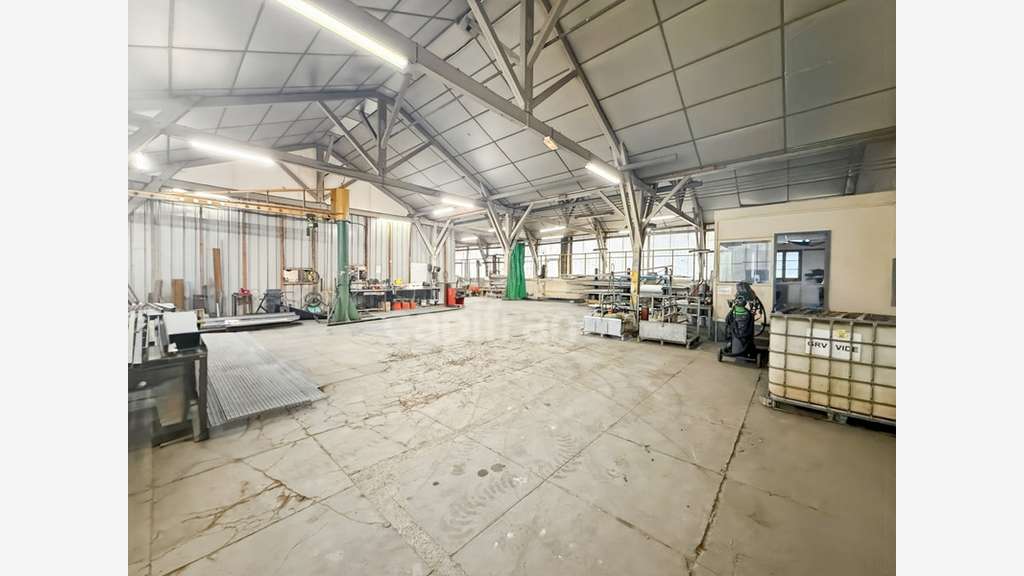 Local industriel 267m² à louer au Creusot 