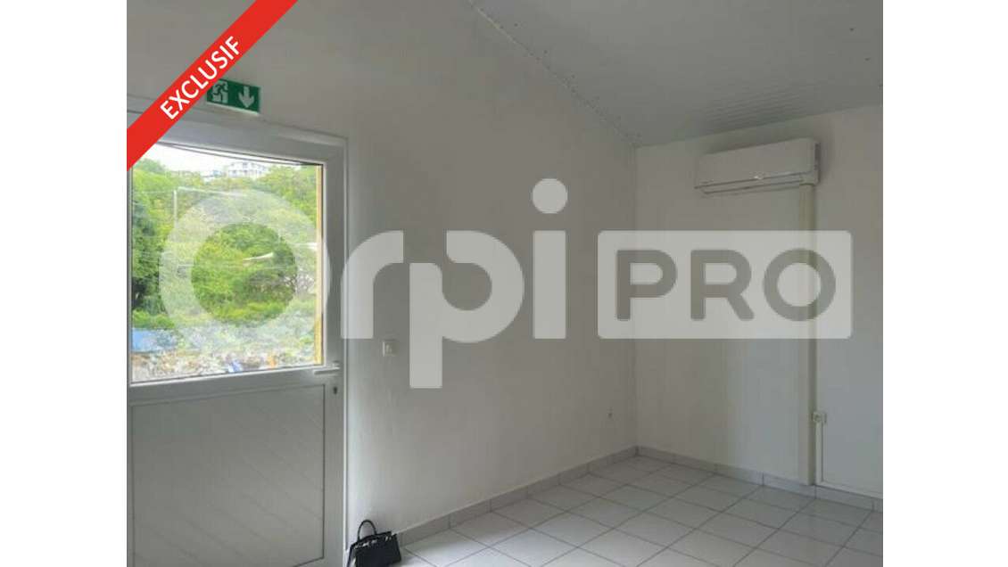 Bureau climatisés 98m² R+1 à louer au Gosier