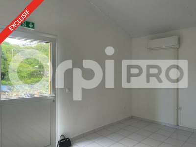 Bureau climatisés 98m² R+1 à louer au Gosier
