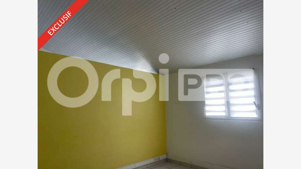 Bureau climatisés 98m² R+1 à louer au Gosier