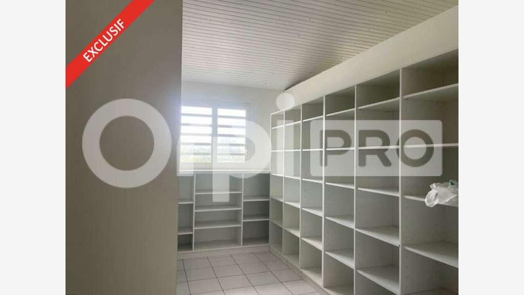 Bureau climatisés 98m² R+1 à louer au Gosier