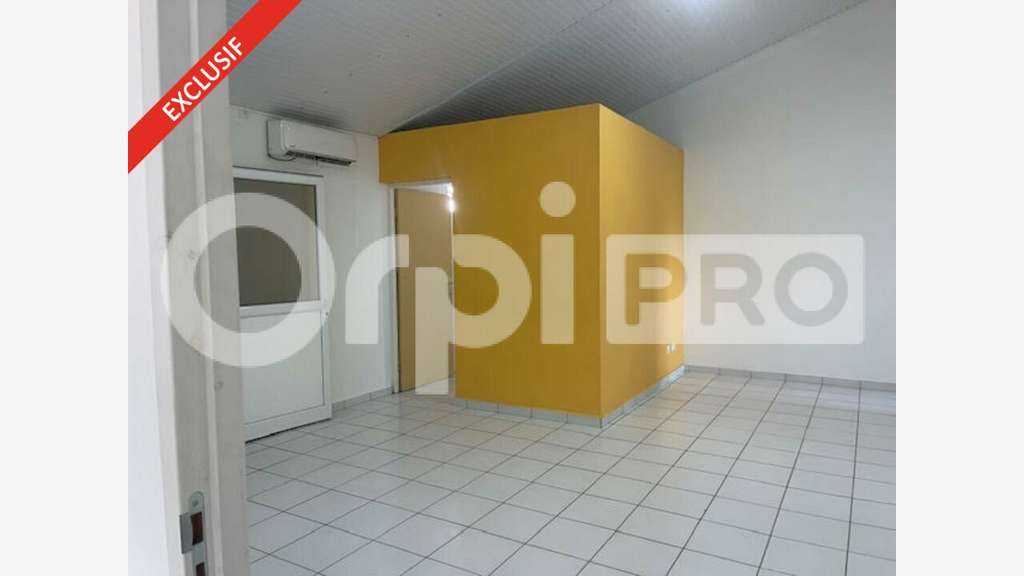 Bureau climatisés 98m² R+1 à louer au Gosier