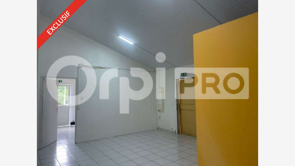 Bureau climatisés 98m² R+1 à louer au Gosier