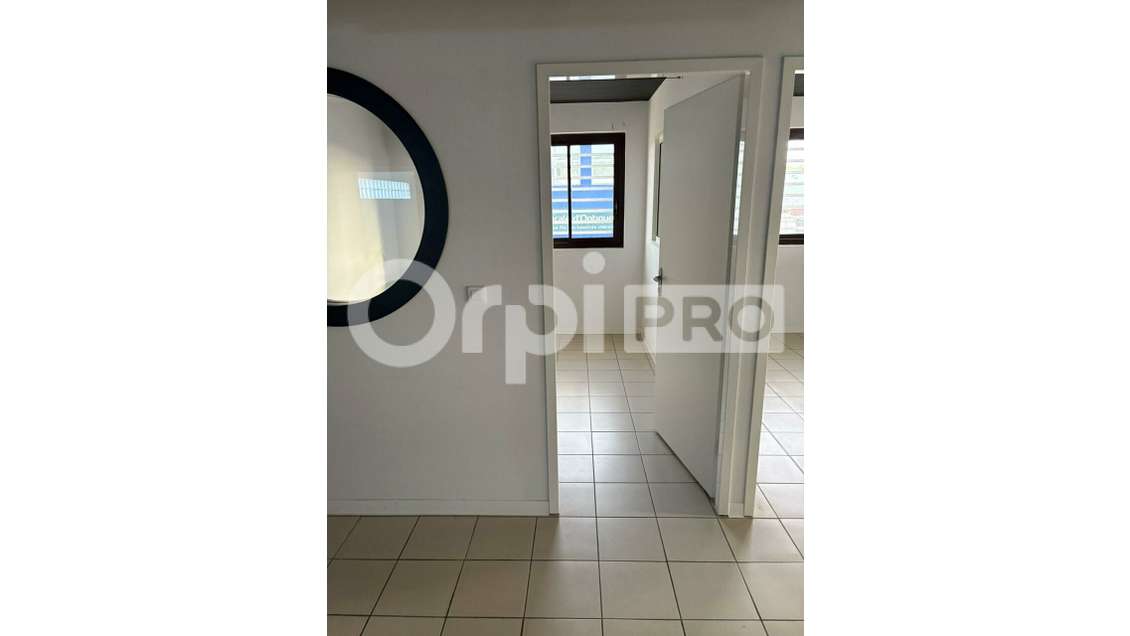 Bureau rénové 98m² accès PMR à louer au Gosier