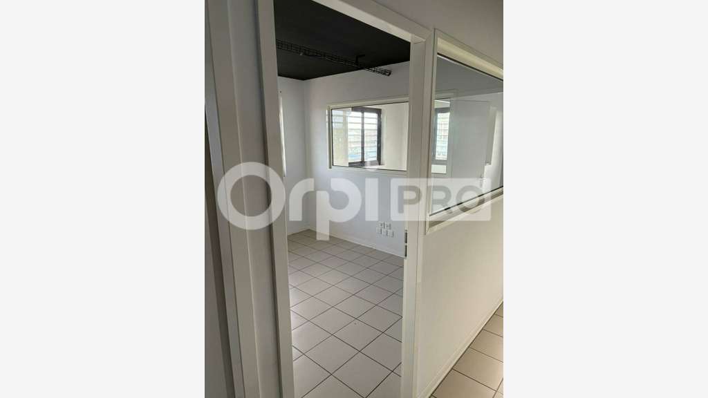 Bureau rénové 98m² accès PMR à louer au Gosier
