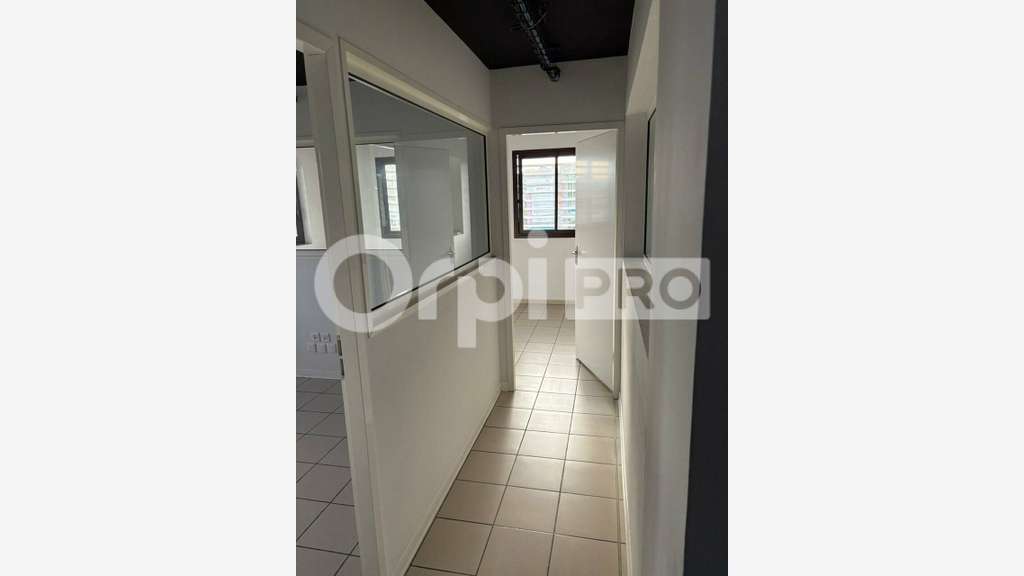 Bureau rénové 98m² accès PMR à louer au Gosier