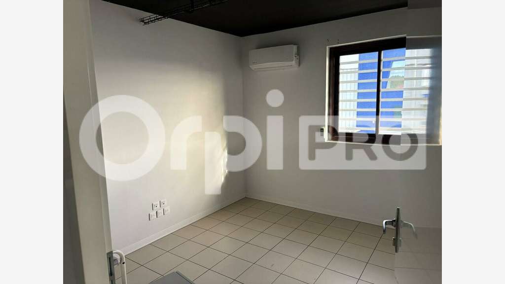Bureau rénové 98m² accès PMR à louer au Gosier