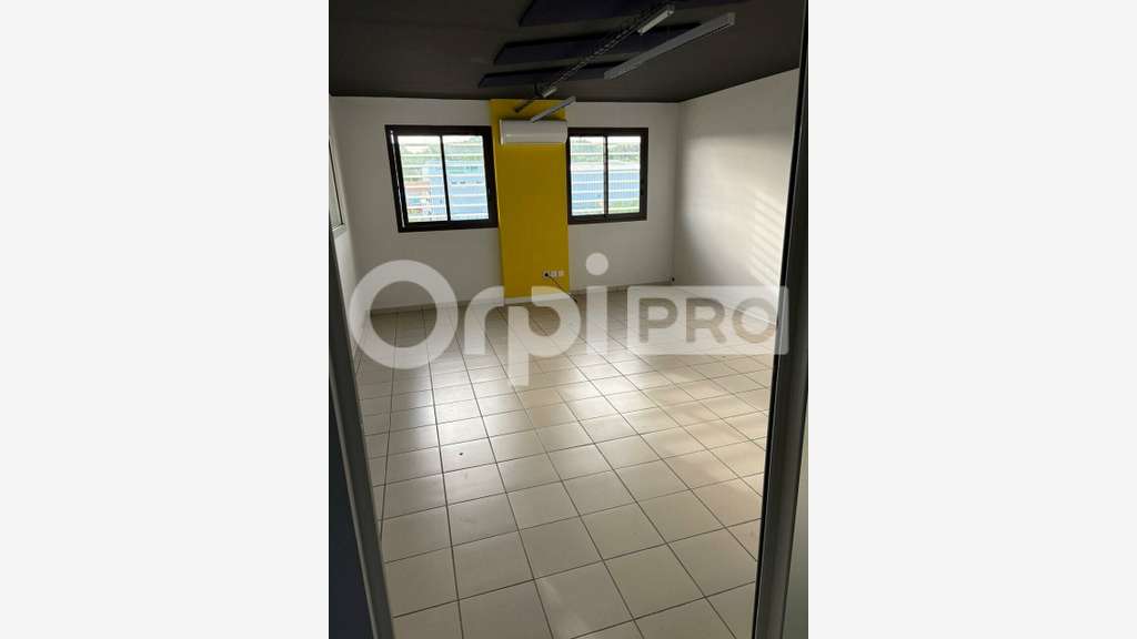 Bureau rénové 98m² accès PMR à louer au Gosier