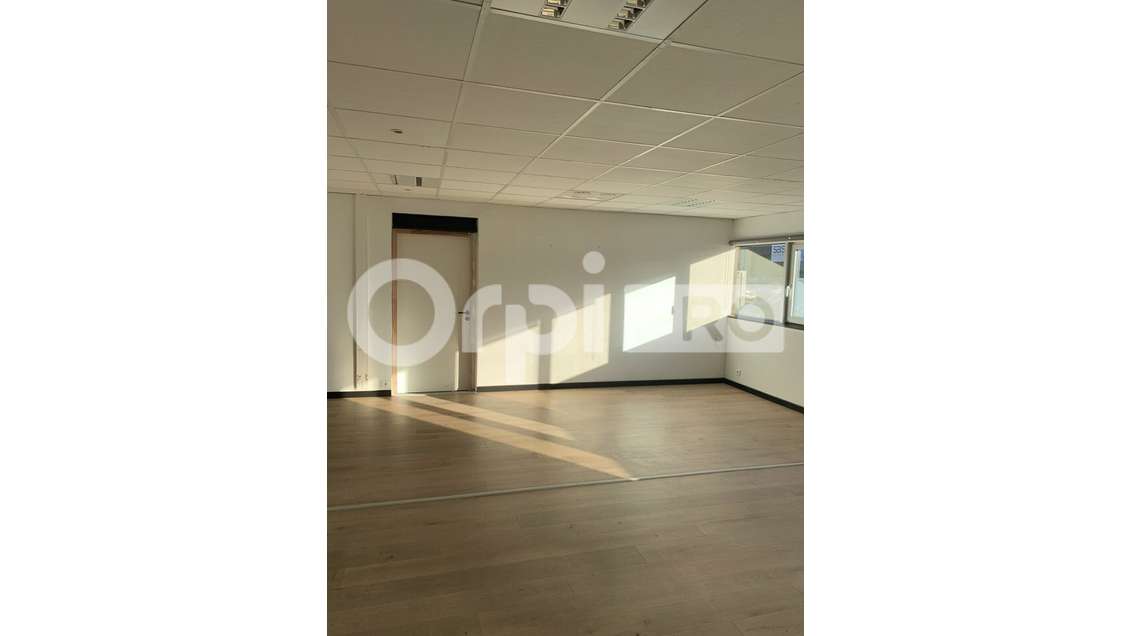 A louer bureau 96m² RDC très bon état au Haillan