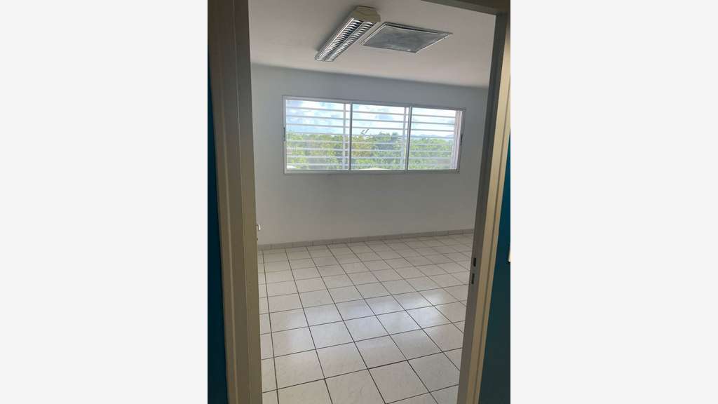 A louer bureaux 174m² en étage au Lamentin