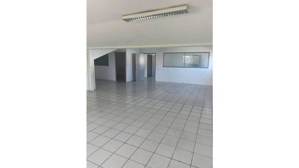 A louer bureaux 174m² en étage au Lamentin
