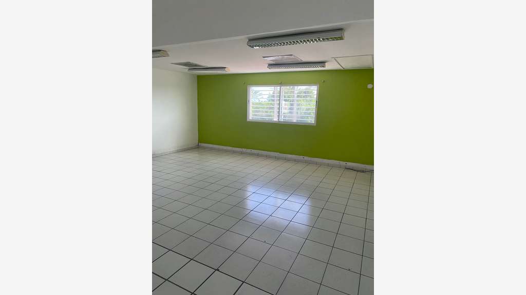A louer bureaux 174m² en étage au Lamentin