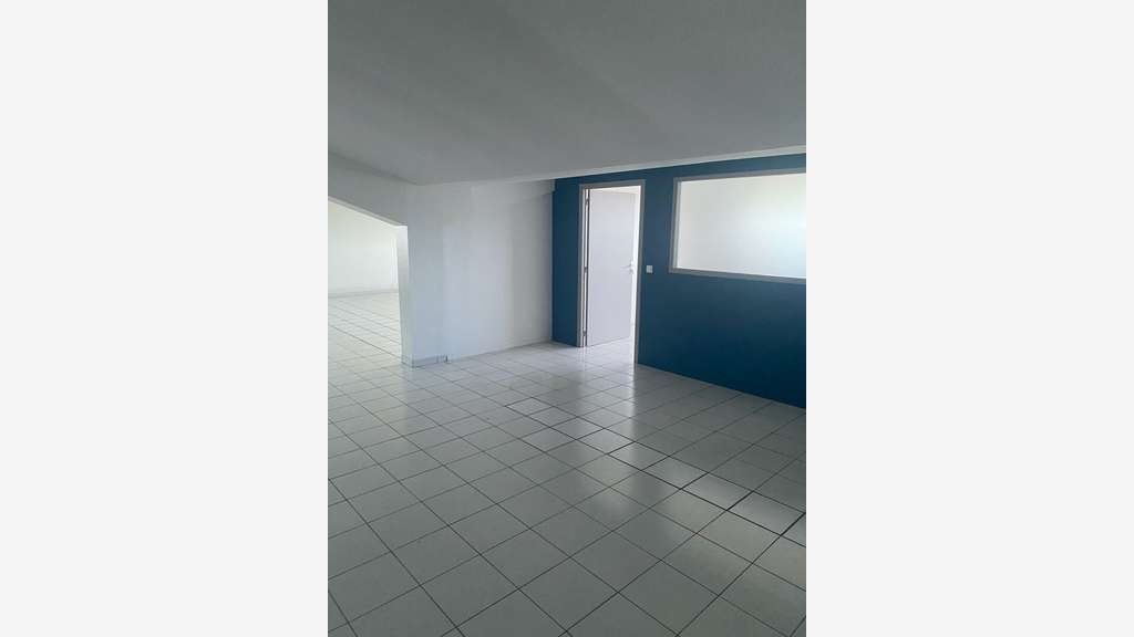 A louer bureaux 174m² en étage au Lamentin