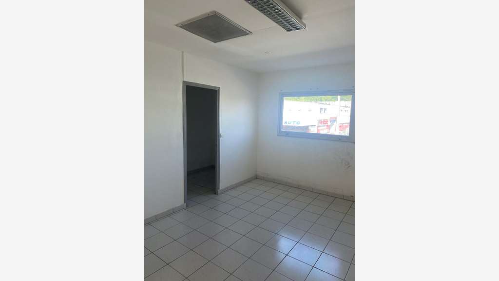 A louer bureaux 174m² en étage au Lamentin