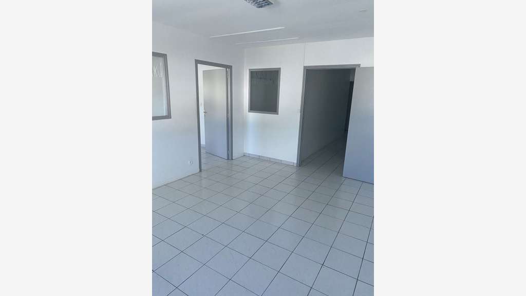 A louer bureaux 174m² en étage au Lamentin