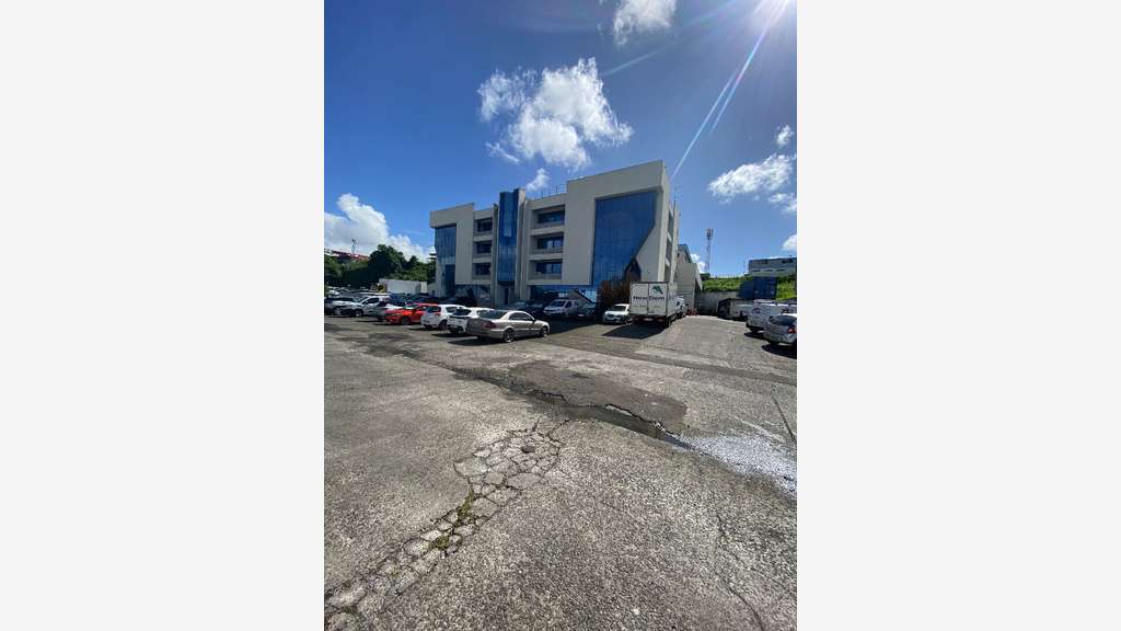 A louer bureaux 700m² R+1 au Lamentin Californie
