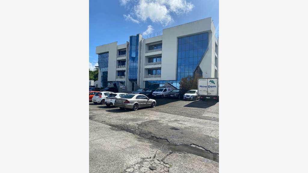 A louer bureaux 700m² R+1 au Lamentin Californie