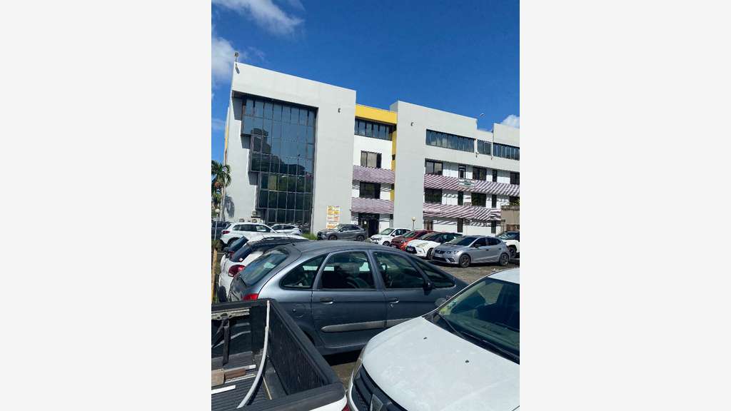 A louer bureaux 97m² R+2 au Lamentin Californie