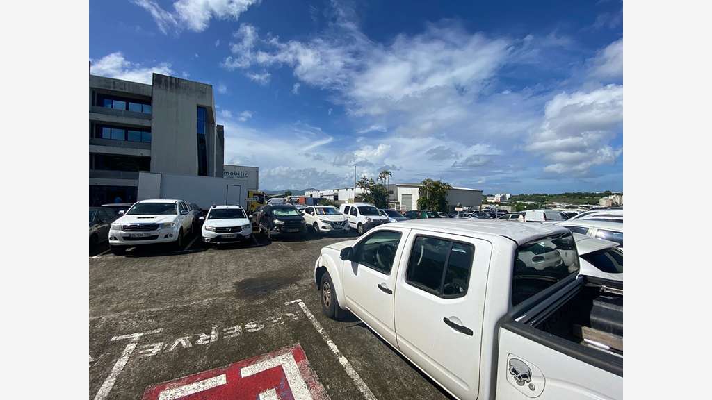 A louer bureaux 97m² R+2 au Lamentin Californie