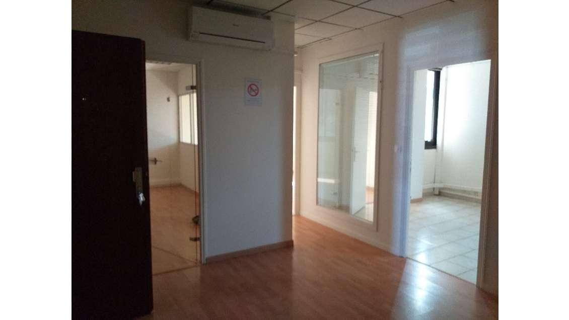 A louer bureaux agencés 67m²  au Lamentin