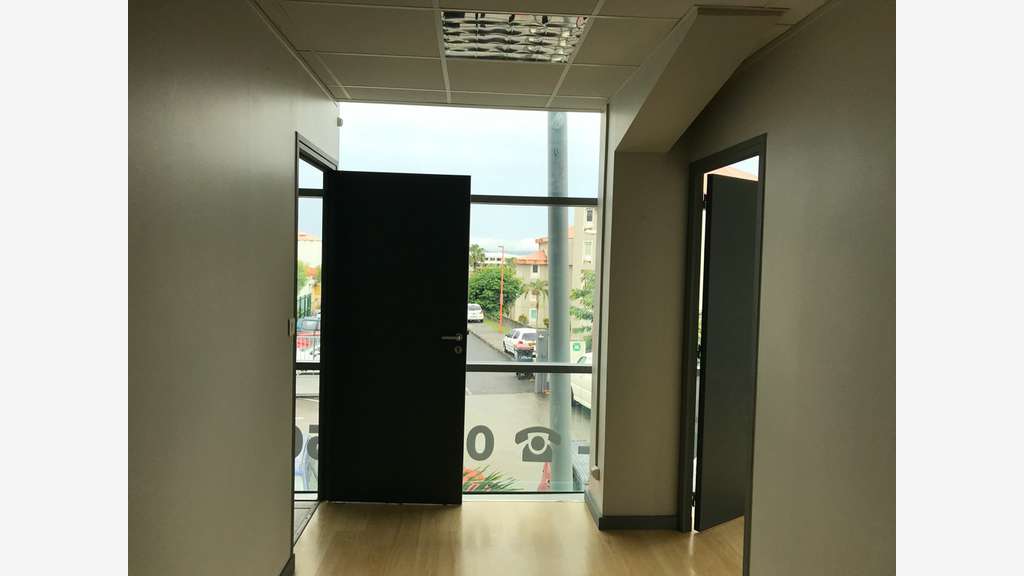 A louer bureaux 80m² R+1 au Lamentin Acajou