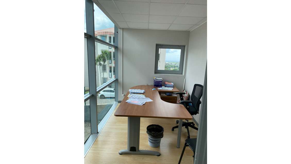 A louer bureaux 80m² R+1 au Lamentin Acajou