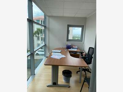 A louer bureaux 80m² R+1 au Lamentin Acajou