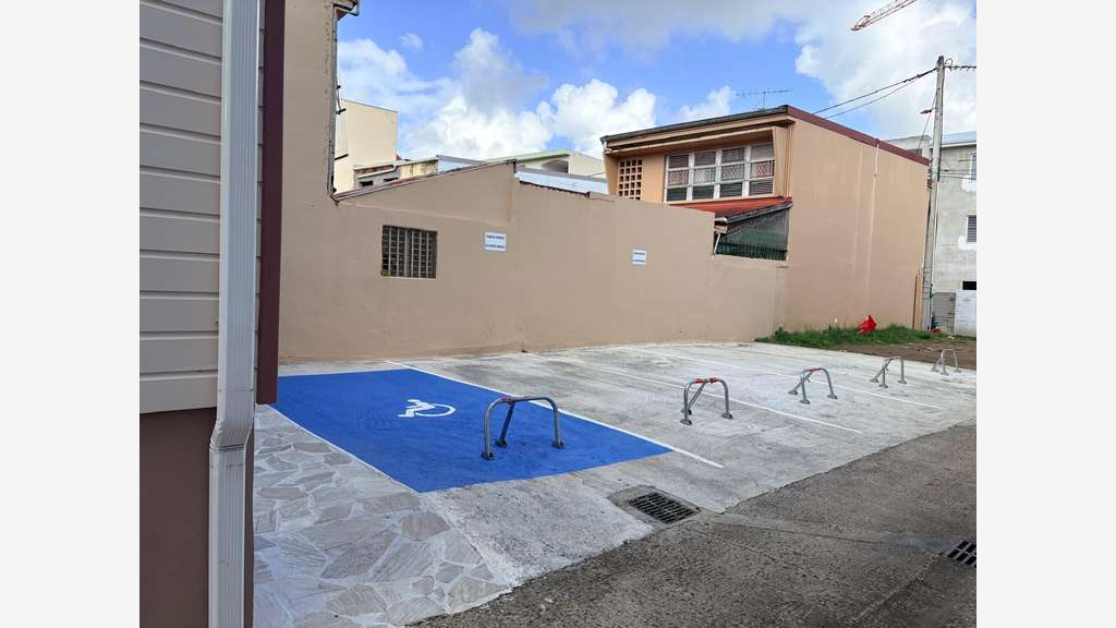 A louer local professionnel 35m² Le Lamentin