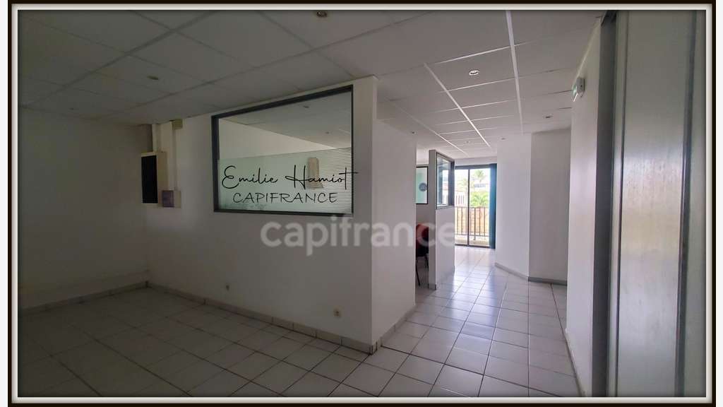 A louer local 11.20m² Lamentin  C.A. Place d'Armes