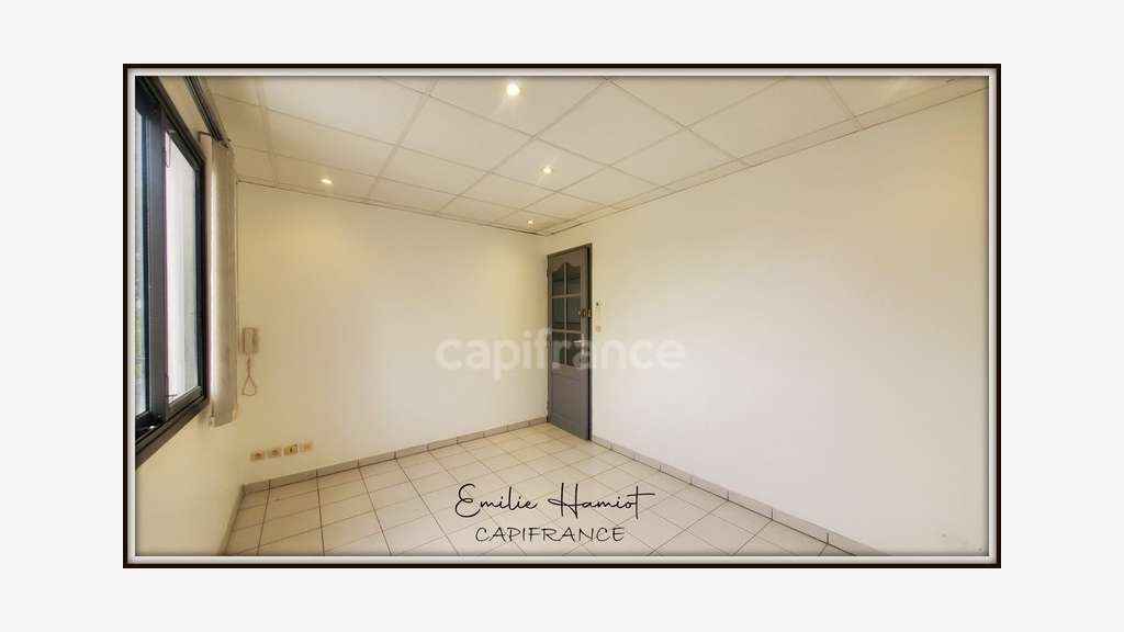 A louer local 11.20m² Lamentin  C.A. Place d'Armes