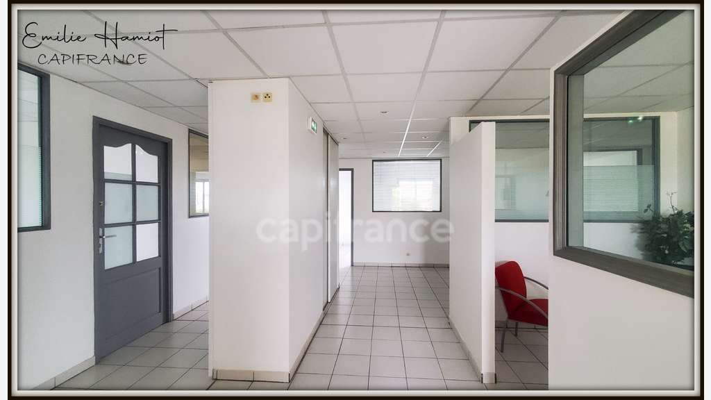A louer local 11.20m² Lamentin  C.A. Place d'Armes