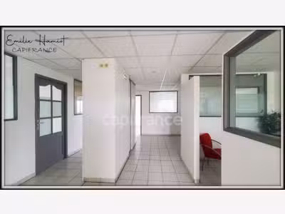 A louer local 11.20m² Lamentin  C.A. Place d'Armes