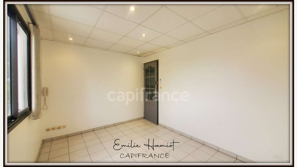 A louer local 11.20m² Lamentin  C.A. Place d'Armes