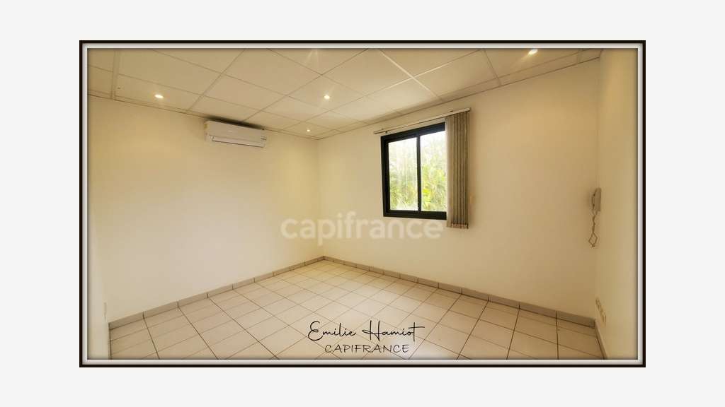 A louer local 11.20m² Lamentin  C.A. Place d'Armes